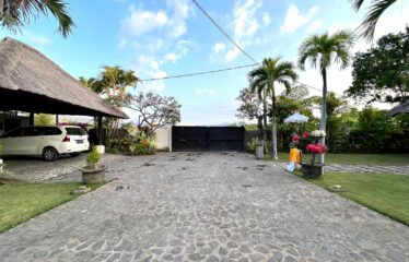 5 Bedroom Villa for Sale in Lovina Beachfront!